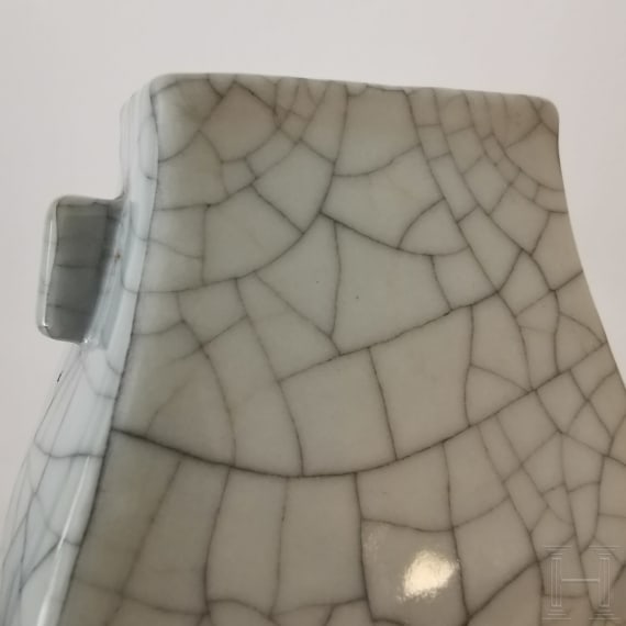 Kleine Vase mit Henkeln mit Ge-Typus Glasur, China, wohl 19. Jhdt.