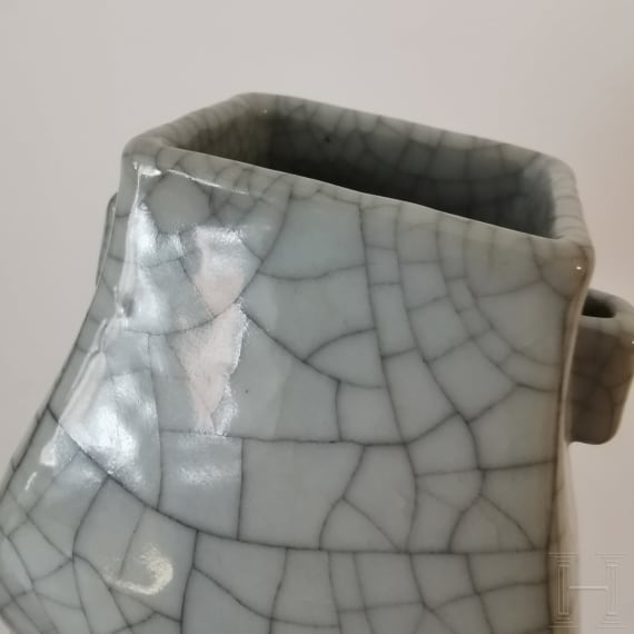 Kleine Vase mit Henkeln mit Ge-Typus Glasur, China, wohl 19. Jhdt.