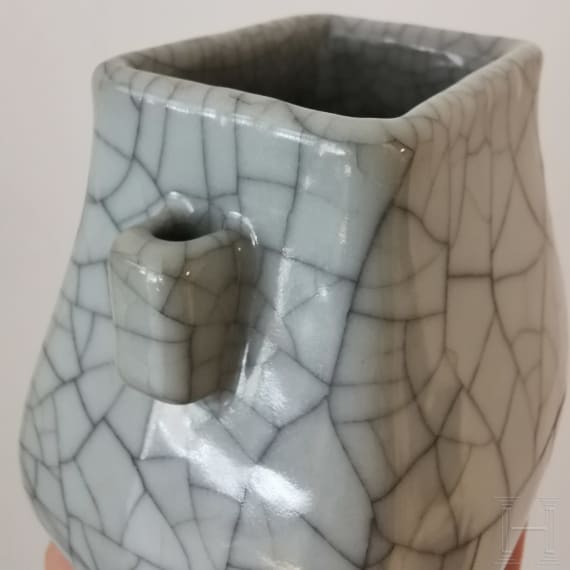 Kleine Vase mit Henkeln mit Ge-Typus Glasur, China, wohl 19. Jhdt.
