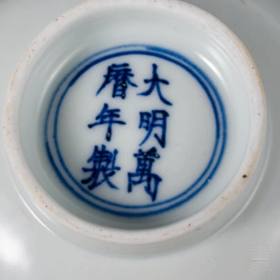 Wei&szlig; glasiertes Sch&auml;lchen mit Wanli-Marke, China, wahrscheinlich aus der sp&auml;teren Kangxi-Zeit (17./18. Jhdt.)