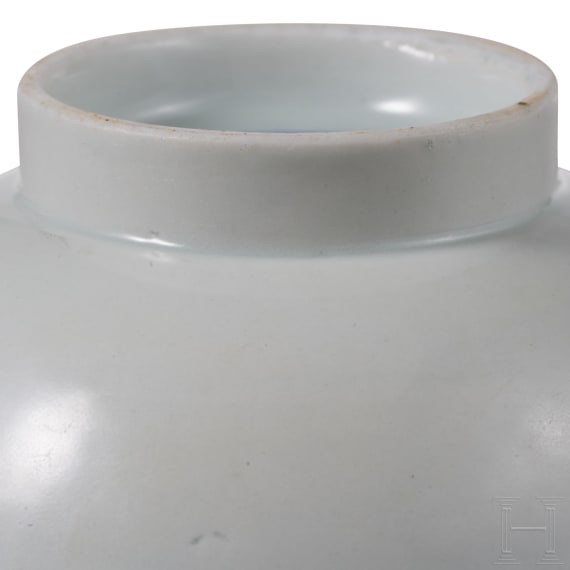 Wei&szlig; glasiertes Sch&auml;lchen mit Wanli-Marke, China, wahrscheinlich aus der sp&auml;teren Kangxi-Zeit (17./18. Jhdt.)