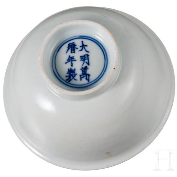 Wei&szlig; glasiertes Sch&auml;lchen mit Wanli-Marke, China, wahrscheinlich aus der sp&auml;teren Kangxi-Zeit (17./18. Jhdt.)