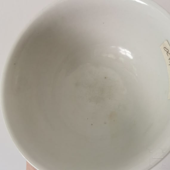 Wei&szlig; glasiertes Sch&auml;lchen mit Wanli-Marke, China, wahrscheinlich aus der sp&auml;teren Kangxi-Zeit (17./18. Jhdt.)