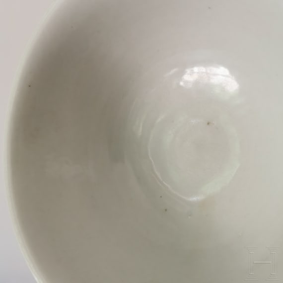 Wei&szlig; glasiertes Sch&auml;lchen mit Wanli-Marke, China, wahrscheinlich aus der sp&auml;teren Kangxi-Zeit (17./18. Jhdt.)