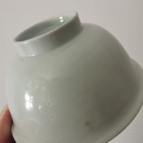 Wei&szlig; glasiertes Sch&auml;lchen mit Wanli-Marke, China, wahrscheinlich aus der sp&auml;teren Kangxi-Zeit (17./18. Jhdt.)