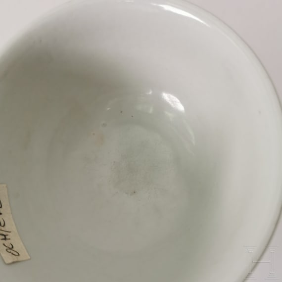 Wei&szlig; glasiertes Sch&auml;lchen mit Wanli-Marke, China, wahrscheinlich aus der sp&auml;teren Kangxi-Zeit (17./18. Jhdt.)