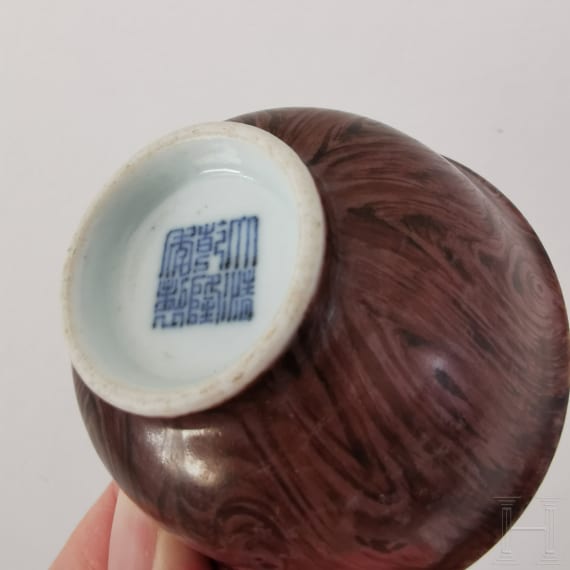 Koppchen in Holzoptik mit Qianlong-Marke, China, wohl 18. Jhdt.