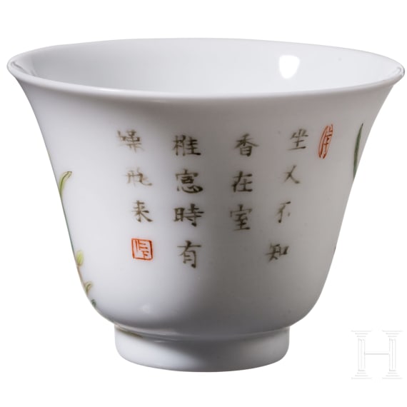 Famille-Rose Koppchen mit Bl&uuml;ten und Gedicht, China, wohl 19. Jhdt.