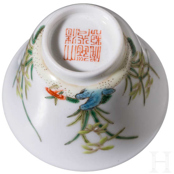Famille-Rose Koppchen mit Bl&uuml;ten und Gedicht, China, wohl 19. Jhdt.