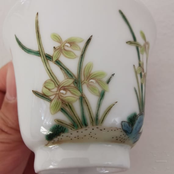 Famille-Rose Koppchen mit Bl&uuml;ten und Gedicht, China, wohl 19. Jhdt.
