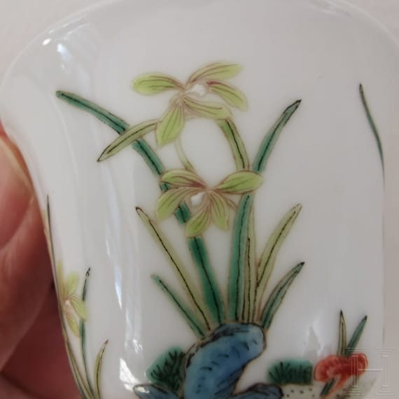 Famille-Rose Koppchen mit Bl&uuml;ten und Gedicht, China, wohl 19. Jhdt.