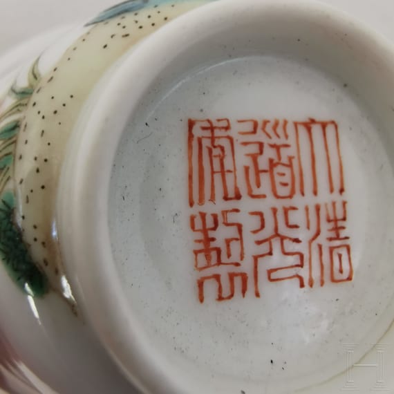 Famille-Rose Koppchen mit Bl&uuml;ten und Gedicht, China, wohl 19. Jhdt.