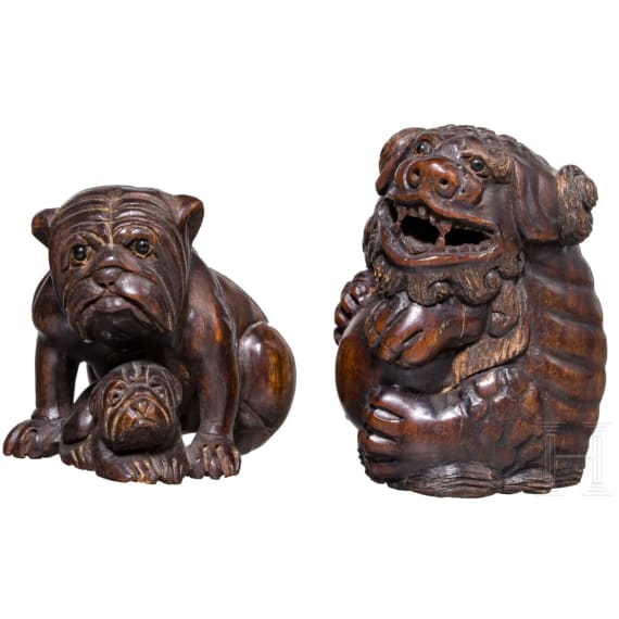 Zwei Netsuke: Knurrender Shishi und zwei Hunde, Japan, wohl Edo&ndash;Meiji-Zeit (18.&ndash;19. Jhdt.)