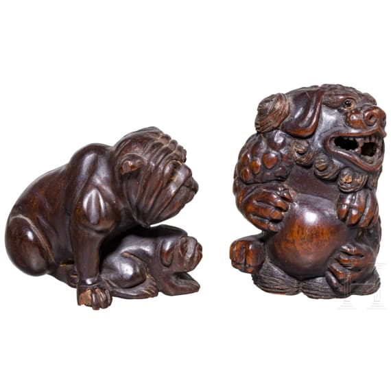 Zwei Netsuke: Knurrender Shishi und zwei Hunde, Japan, wohl Edo&ndash;Meiji-Zeit (18.&ndash;19. Jhdt.)