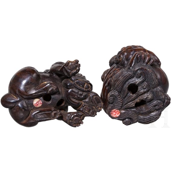 Zwei Netsuke: Knurrender Shishi und zwei Hunde, Japan, wohl Edo&ndash;Meiji-Zeit (18.&ndash;19. Jhdt.)