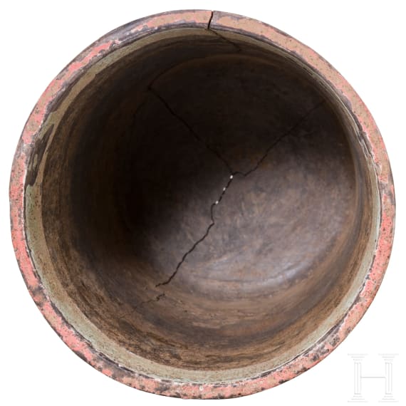 Pr&auml;kolumbischer Becher mit Reliefdekor, Maya-Kultur, sp&auml;tklassische Periode, ca. 900 n. Chr.