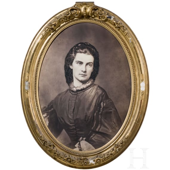 Marie in Bayern, K&ouml;nigin beider Sizilien (1841 - 1925) - lebensgro&szlig;es Portraitfoto im Prunkrahmen, um 1875