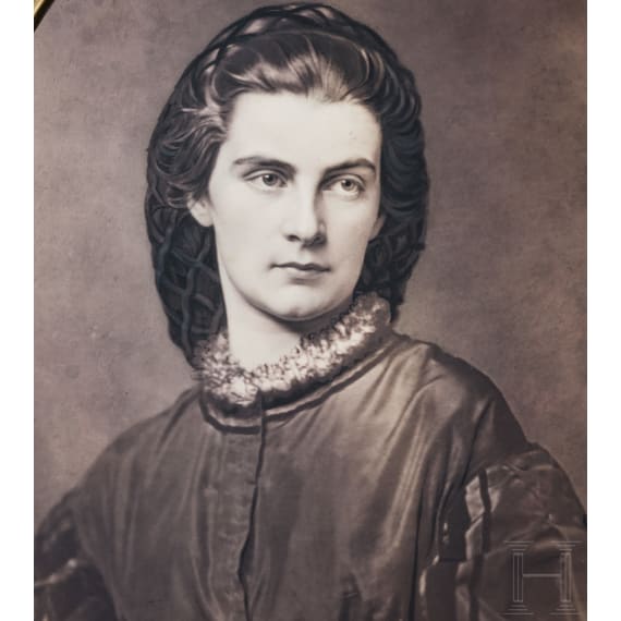 Marie in Bayern, K&ouml;nigin beider Sizilien (1841 - 1925) - lebensgro&szlig;es Portraitfoto im Prunkrahmen, um 1875