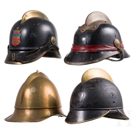 Vier Feuerwehrhelme