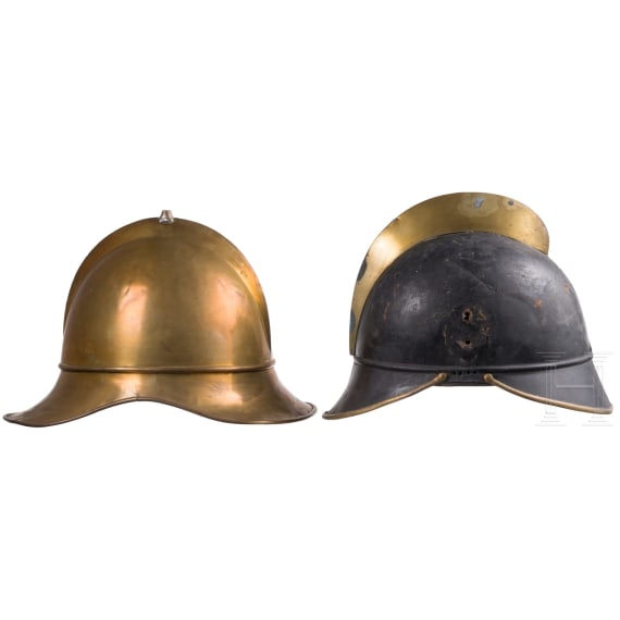Vier Feuerwehrhelme
