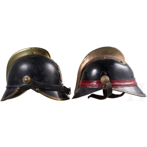 Vier Feuerwehrhelme