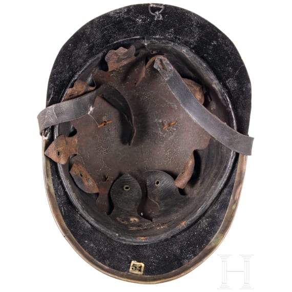 Vier Feuerwehrhelme
