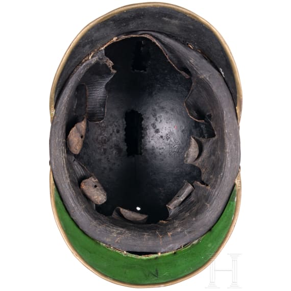 Vier Feuerwehrhelme