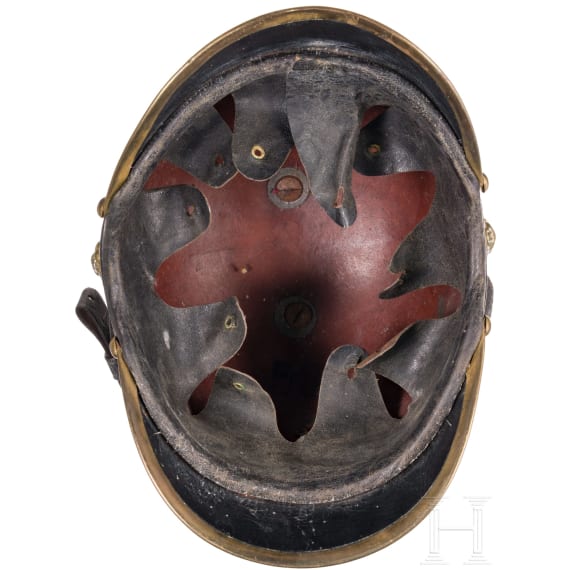Vier Feuerwehrhelme