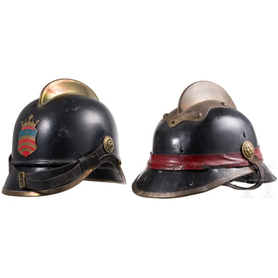 Vier Feuerwehrhelme