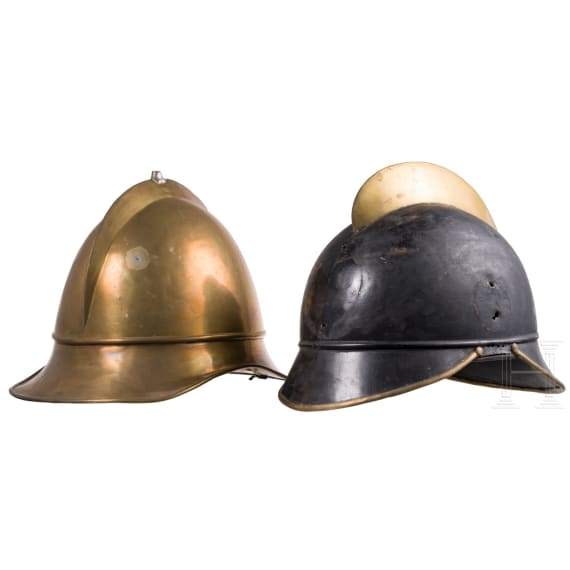 Vier Feuerwehrhelme