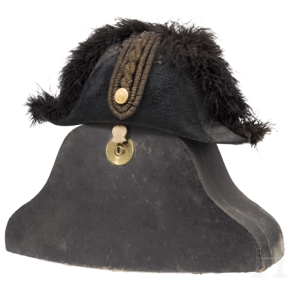 Zweispitz eines k.u.k. Beamten mit Koffer, um 1900