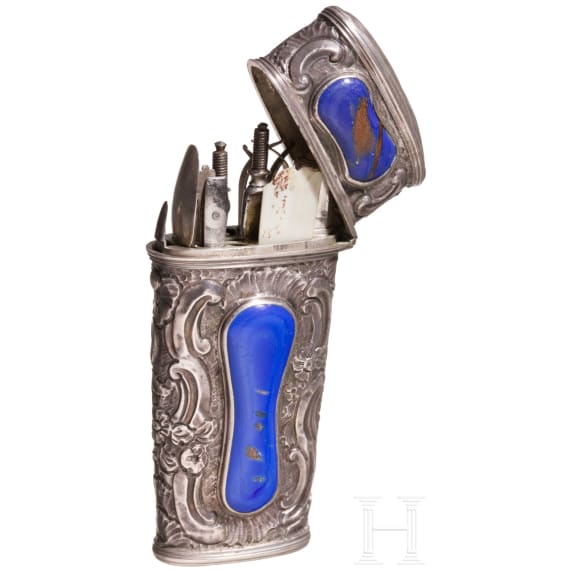 Silbernes Reisenecessaire mit Lapislazuli, wohl deutsch, sp&auml;tes 18. Jhdt.