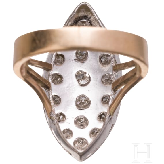 Schiffchenring mit zahlreichen Diamanten, um 1920