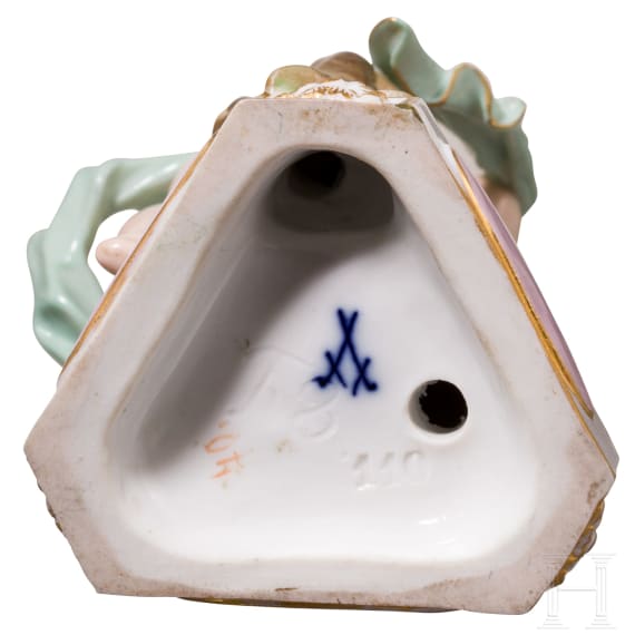 Devisenkind &bdquo;Un me suffit&ldquo;, Michel Victor Acier, 1775 (Entwurf), Meissen, vor 1924 (Ausf&uuml;hrung)