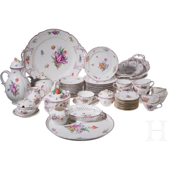 Porzellanservice mit Blumendekor, sowie drei Tassen mit Untertassen und Desserttellern, Nymphenburg, 20. Jhdt.