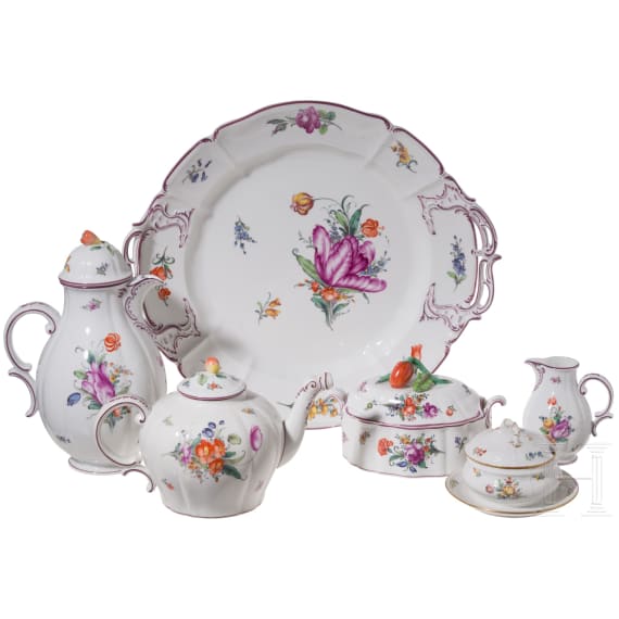 Porzellanservice mit Blumendekor, sowie drei Tassen mit Untertassen und Desserttellern, Nymphenburg, 20. Jhdt.