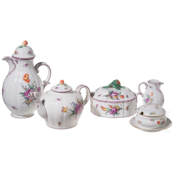 Porzellanservice mit Blumendekor, sowie drei Tassen mit Untertassen und Desserttellern, Nymphenburg, 20. Jhdt.