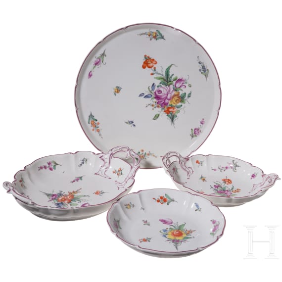 Porzellanservice mit Blumendekor, sowie drei Tassen mit Untertassen und Desserttellern, Nymphenburg, 20. Jhdt.