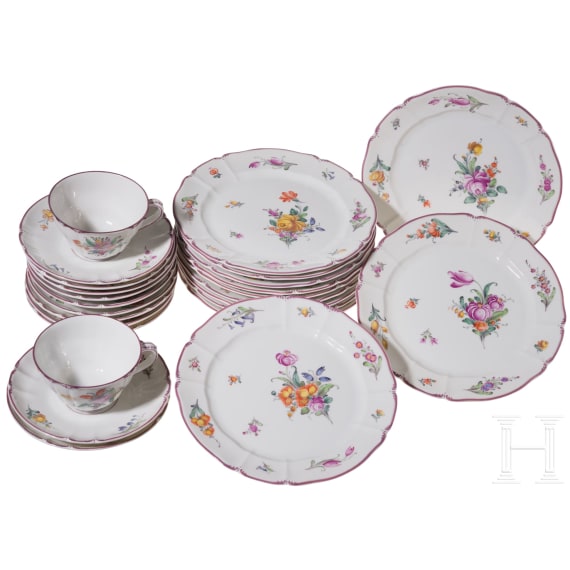 Porzellanservice mit Blumendekor, sowie drei Tassen mit Untertassen und Desserttellern, Nymphenburg, 20. Jhdt.
