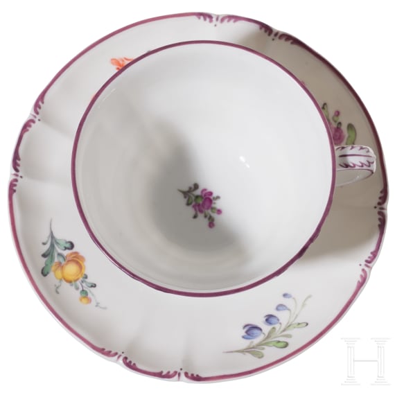 Porzellanservice mit Blumendekor, sowie drei Tassen mit Untertassen und Desserttellern, Nymphenburg, 20. Jhdt.