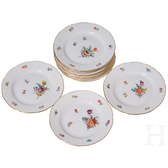 Porzellanservice mit Blumendekor, sowie drei Tassen mit Untertassen und Desserttellern, Nymphenburg, 20. Jhdt.