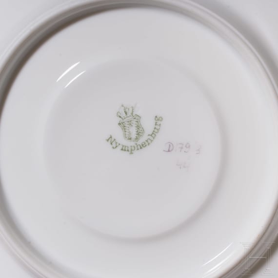 Porzellanservice mit Blumendekor, sowie drei Tassen mit Untertassen und Desserttellern, Nymphenburg, 20. Jhdt.