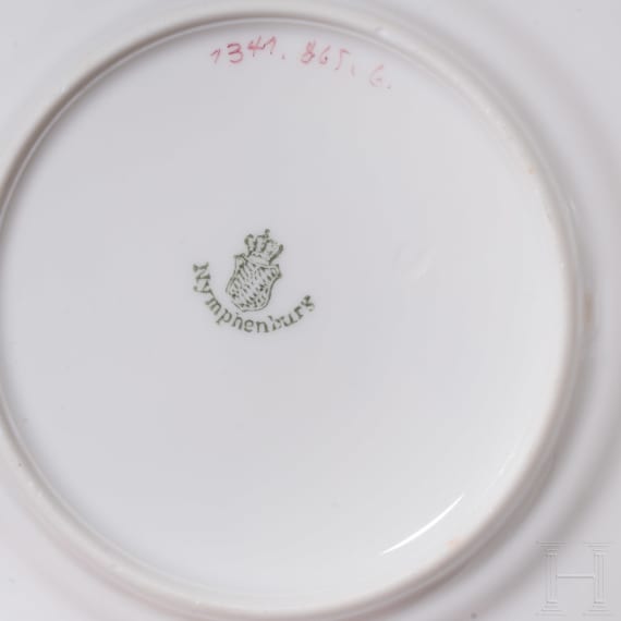 Porzellanservice mit Blumendekor, sowie drei Tassen mit Untertassen und Desserttellern, Nymphenburg, 20. Jhdt.