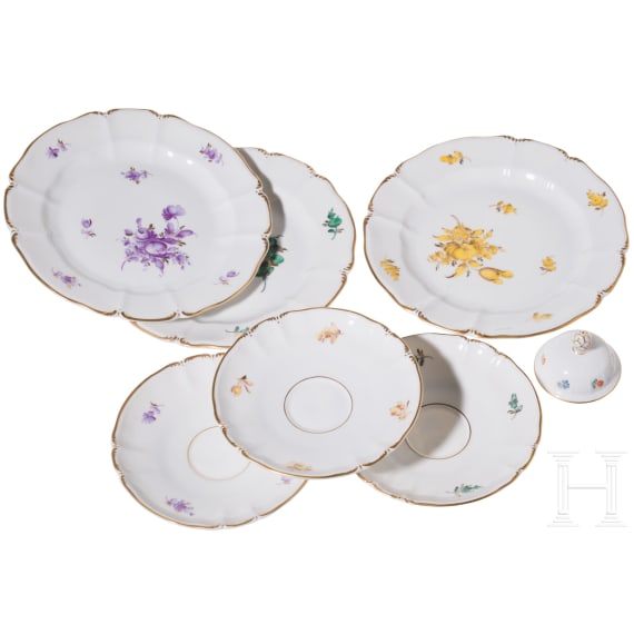 Porzellanservice mit Blumendekor, sowie drei Tassen mit Untertassen und Desserttellern, Nymphenburg, 20. Jhdt.