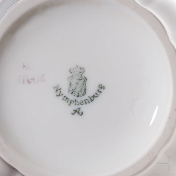Porzellanservice mit Blumendekor, sowie drei Tassen mit Untertassen und Desserttellern, Nymphenburg, 20. Jhdt.