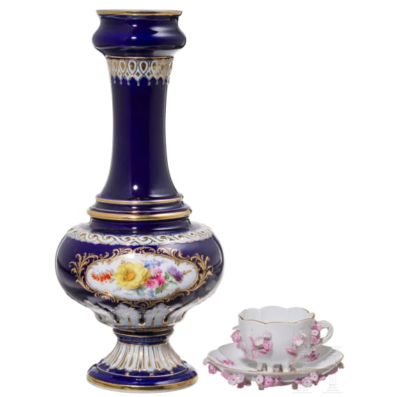 Tasse mit Untertasse mit plastischen Blumen und kobaltblaue Vase, Meissen, um 1890/um 1920