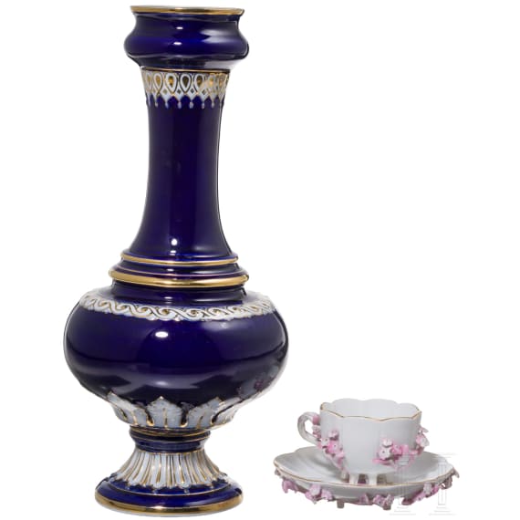 Tasse mit Untertasse mit plastischen Blumen und kobaltblaue Vase, Meissen, um 1890/um 1920