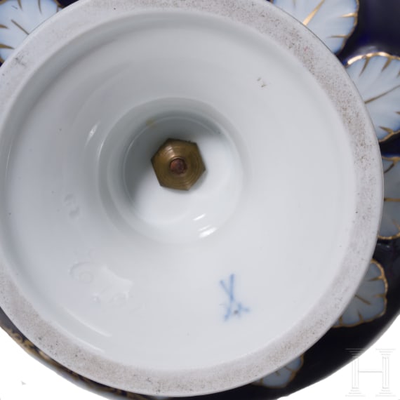 Tasse mit Untertasse mit plastischen Blumen und kobaltblaue Vase, Meissen, um 1890/um 1920