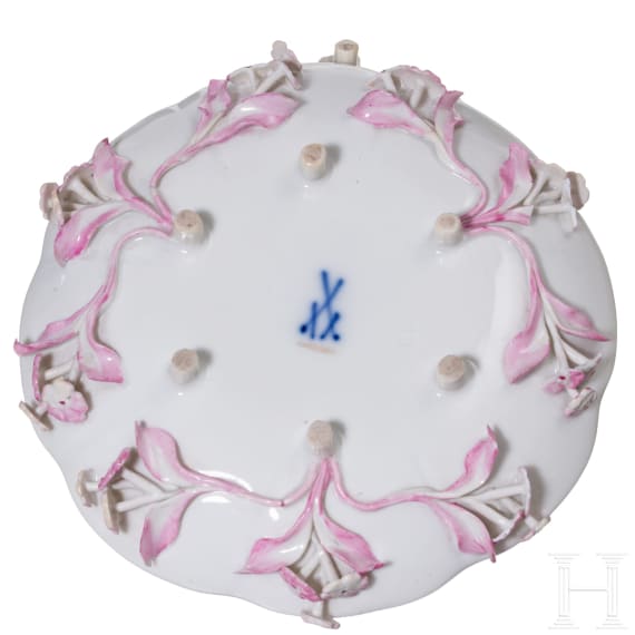 Tasse mit Untertasse mit plastischen Blumen und kobaltblaue Vase, Meissen, um 1890/um 1920