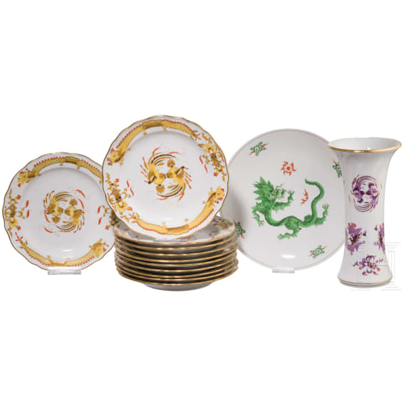 Elf Teller "Gelber Drache", ein Teller "Gr&uuml;ner Drache" und eine Vase "Lila Drache", Meissen, 20. Jhdt.